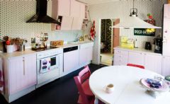 用黑色地板裝個性居室現代廚房裝修圖片