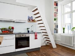 22平米智慧窩居 廚房樓梯的巧搭配現代廚房裝修圖片