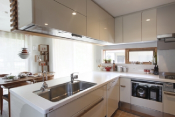 90平米打造木質和風高品位的四口之家現代廚房裝修圖片